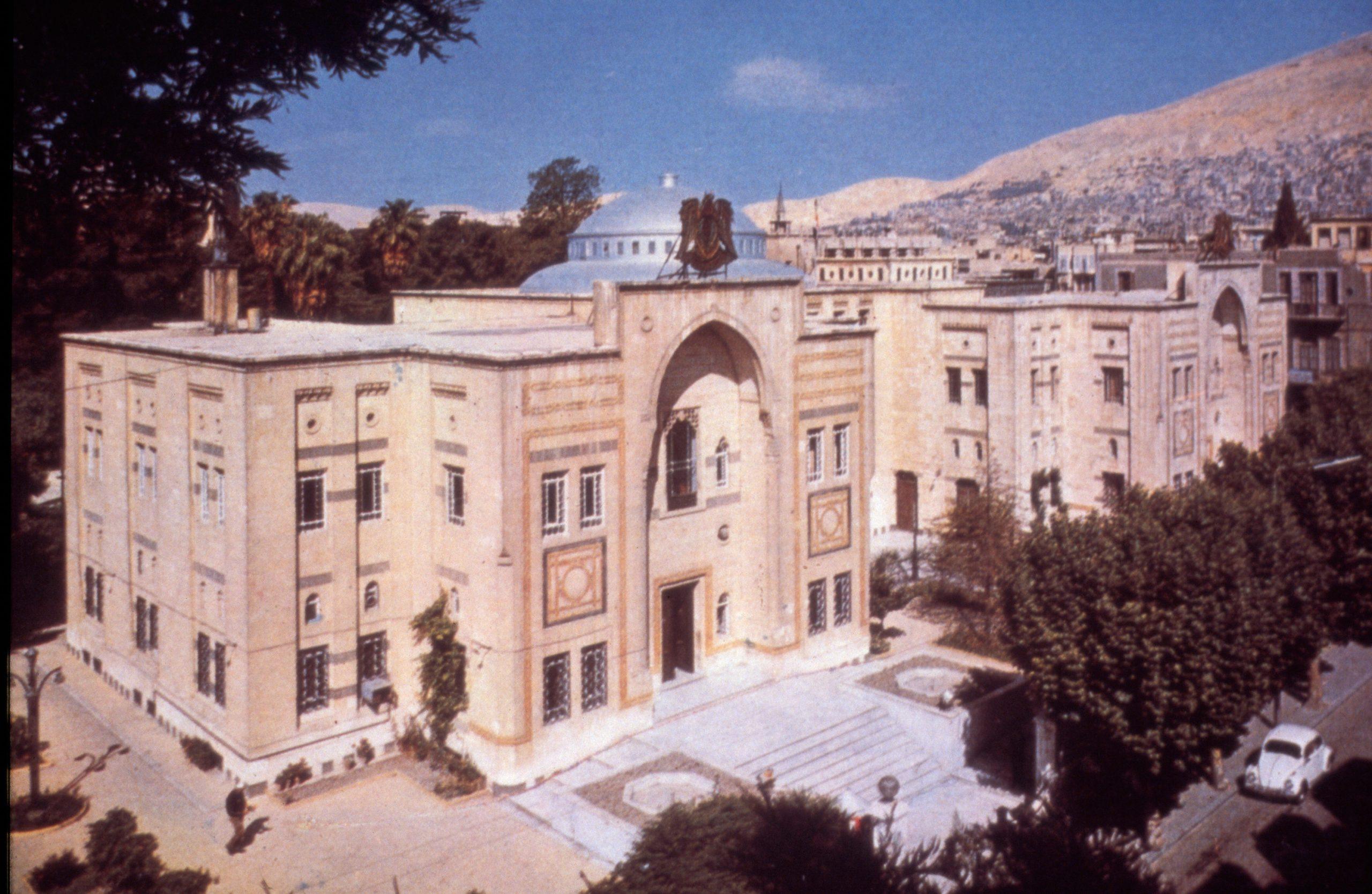 رئيس وزراء سوريا: السيد نصوحي البخاري