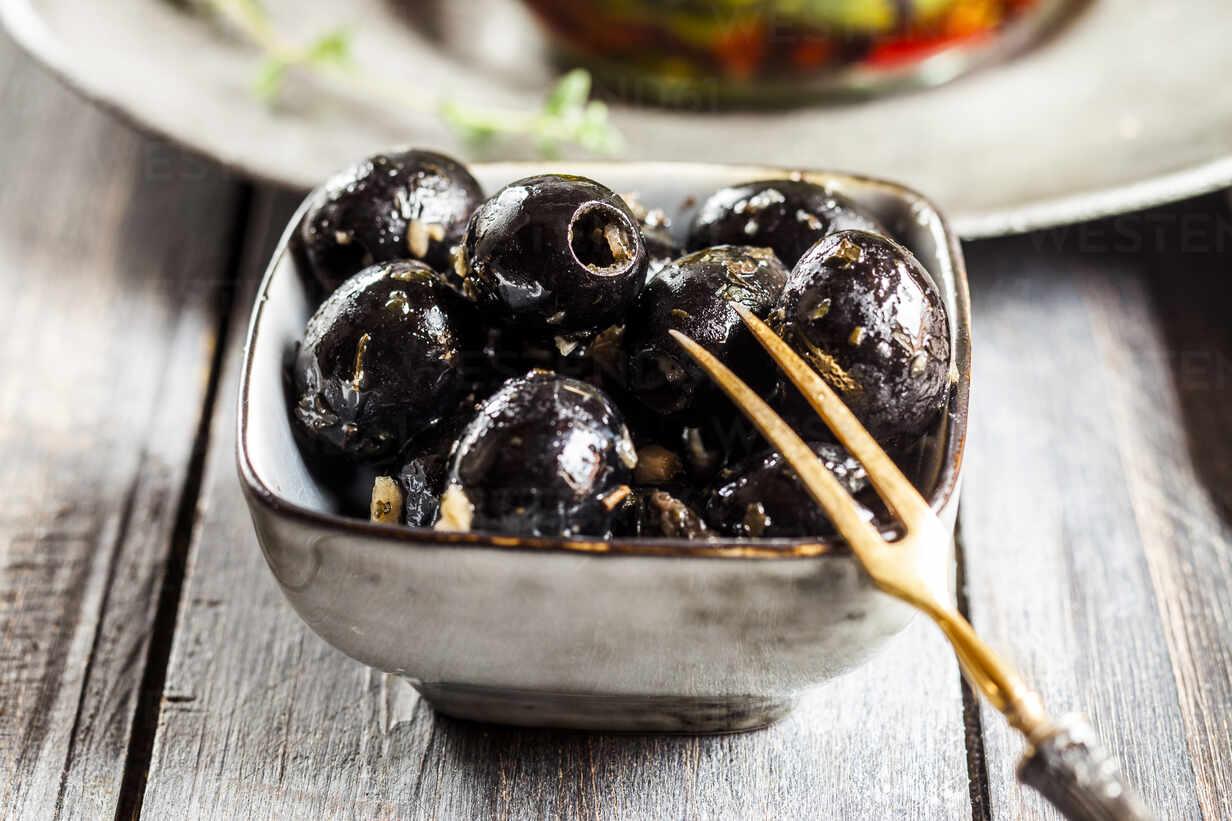 بالنسبة لي، الزيتون الأسود أطيب سناك في الحياة