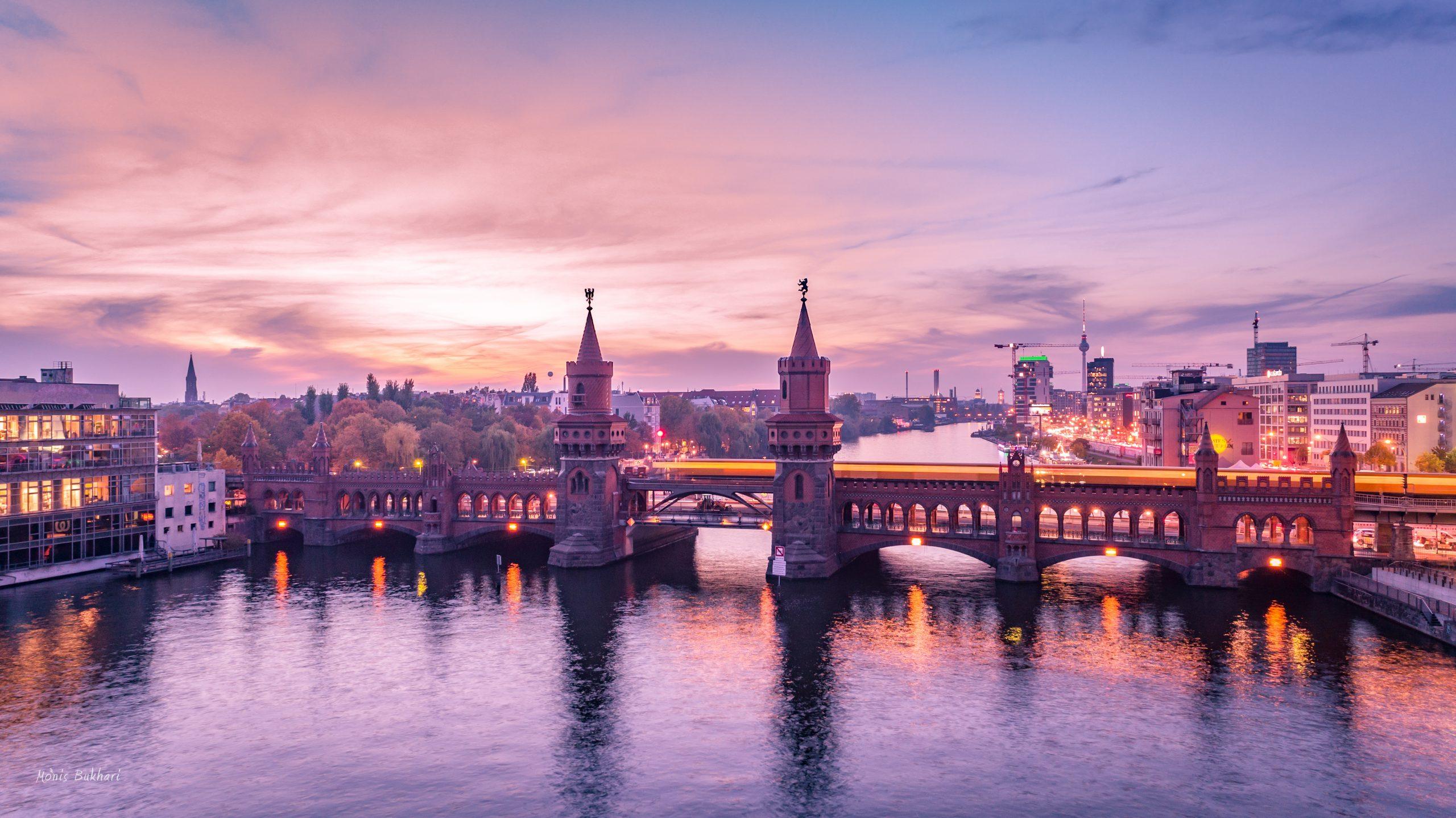 عمل فنّي من تنفيذ مؤنس بخاري على بطاقة الميلاد الألمانية الرسمية