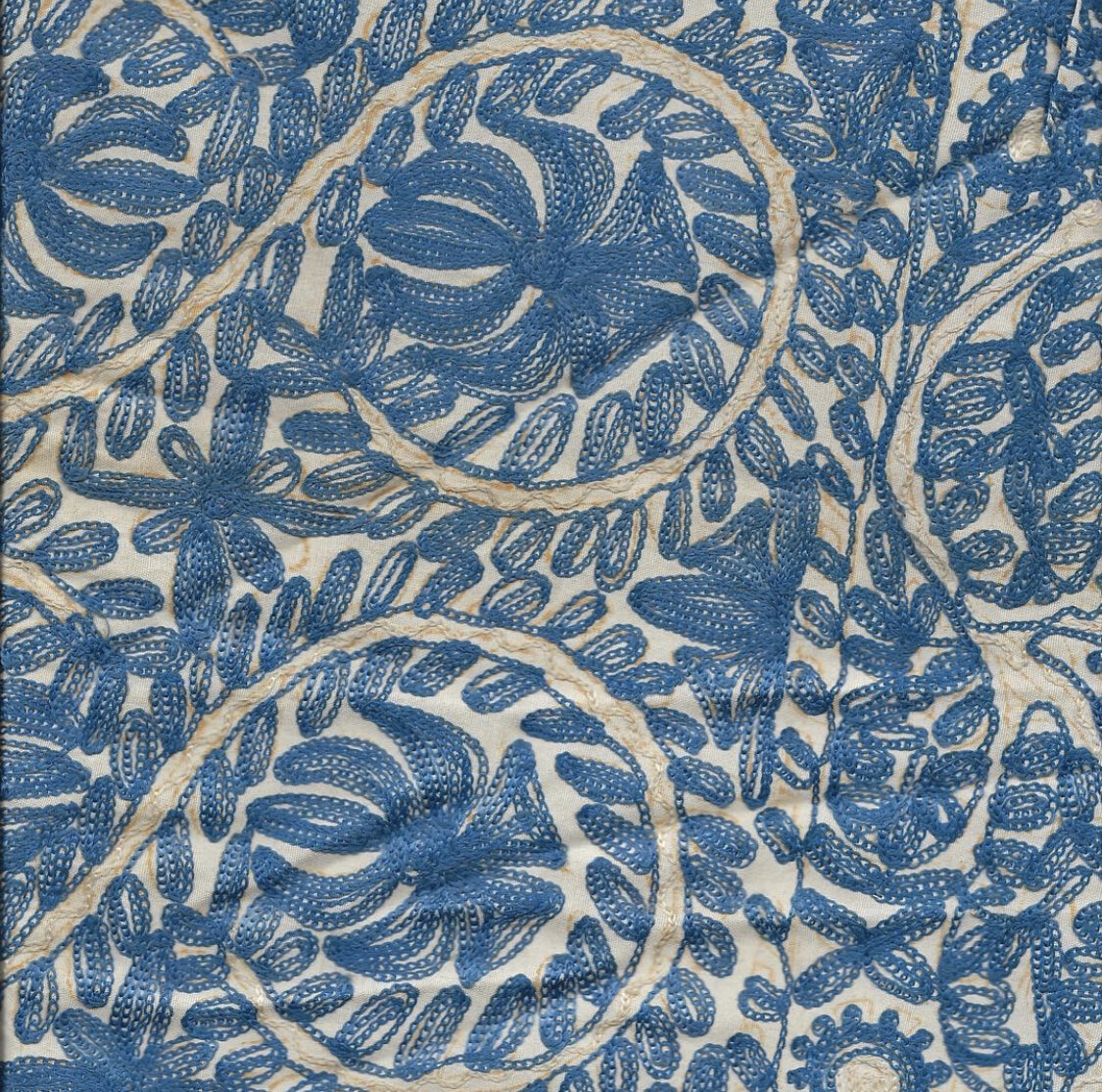 في تاريخ آل عقّاد: رحلة عبر الزمن والمكان في الشرق الأوسط