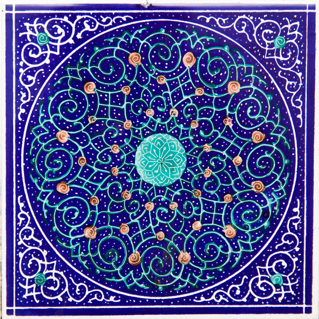 الكاشاني والقيشاني: جذور وتطوّر مدرستين فنّيّتين إسلاميّتين