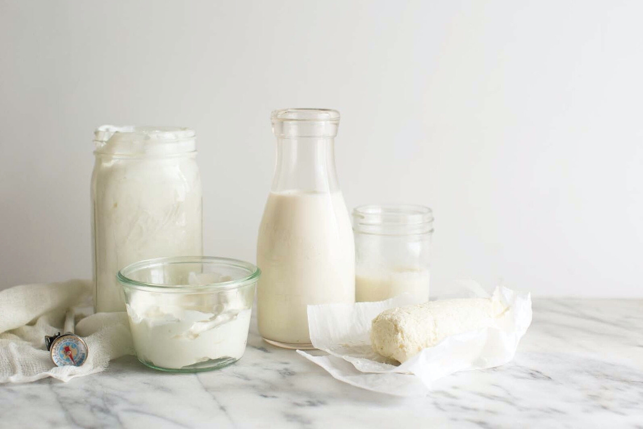 كيمياء اللَّبن وتحوّلاته: حكاية البروتين والدهن والماء