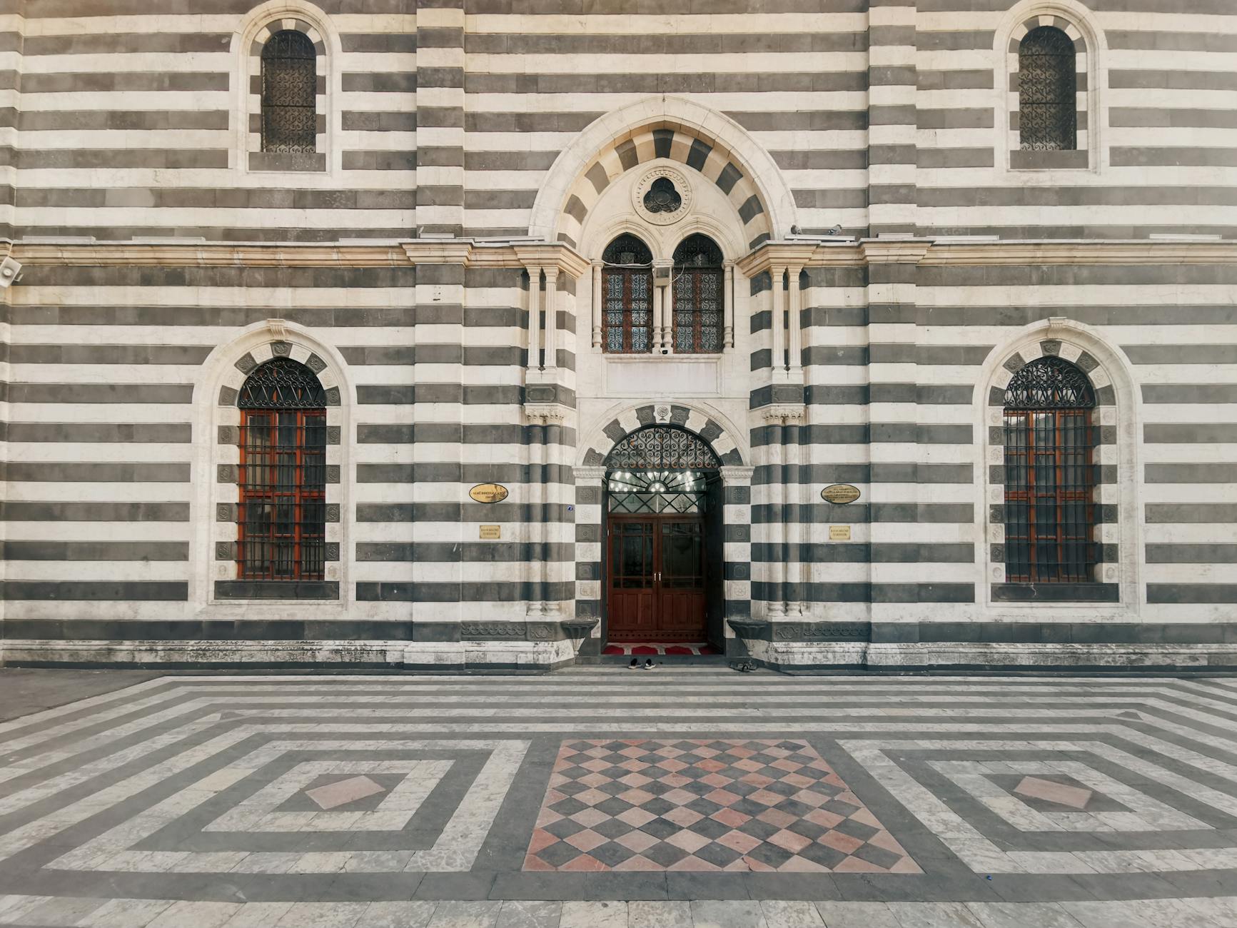 ما سبب إطلاق تسمية الشام على مدينة دمشق؟