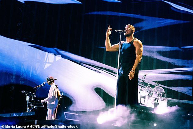 بين الحياد الفنّي والمسؤولية الإنسانية: قُبلة دان رينولدز