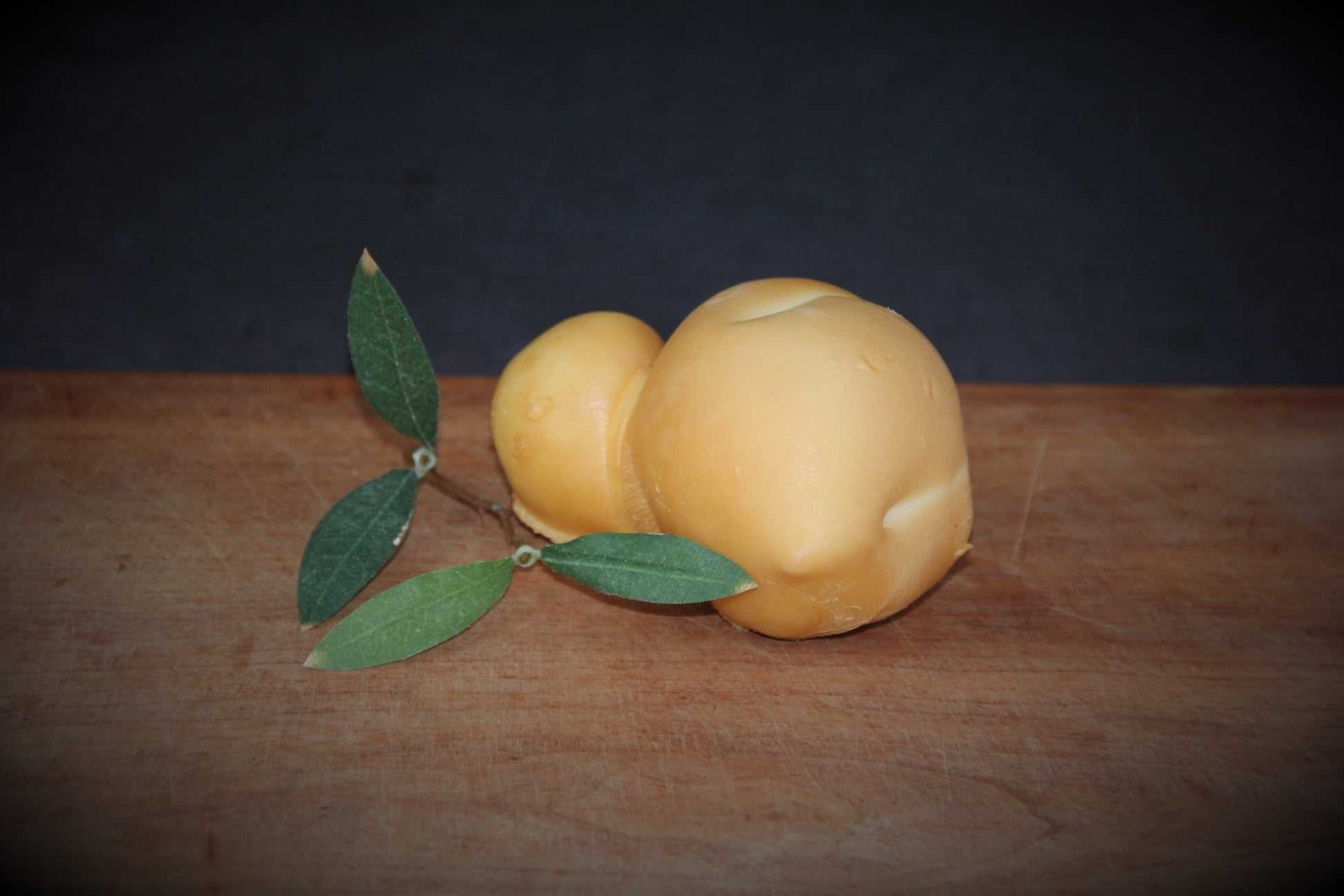 سكامورزا والجبنة المجدولة: تطوّر متوازٍ أم تراث مشترك؟