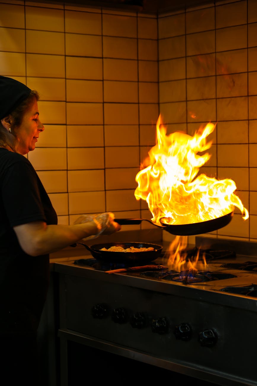 فيزياء الطبخ: كيف تصيغ الحرارة طعم الغذاء وقوامه؟