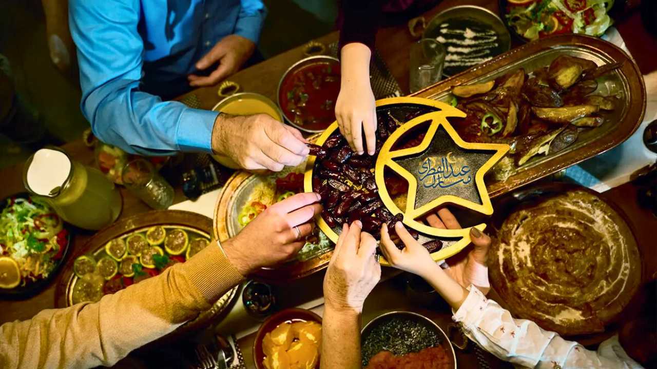 لقمة عيد الفطر: دراسة تفصيليّة لممارسات المآكل عبر الأقاليم الإسلاميّة
